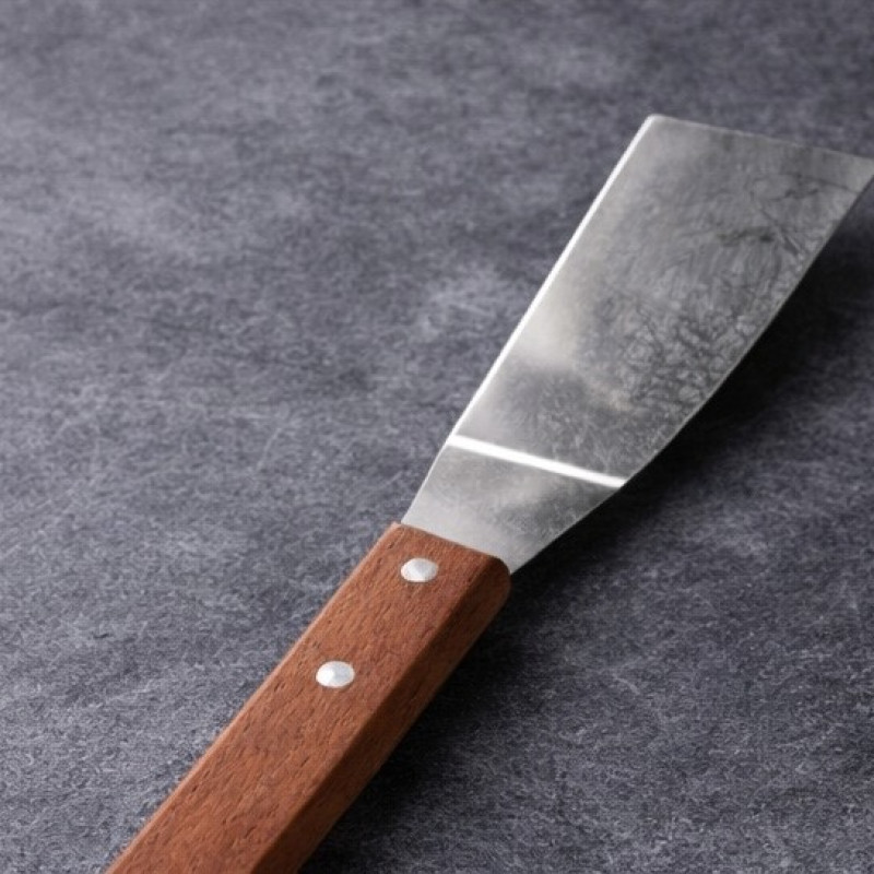 Шпатель металлический с деревянной ручкой