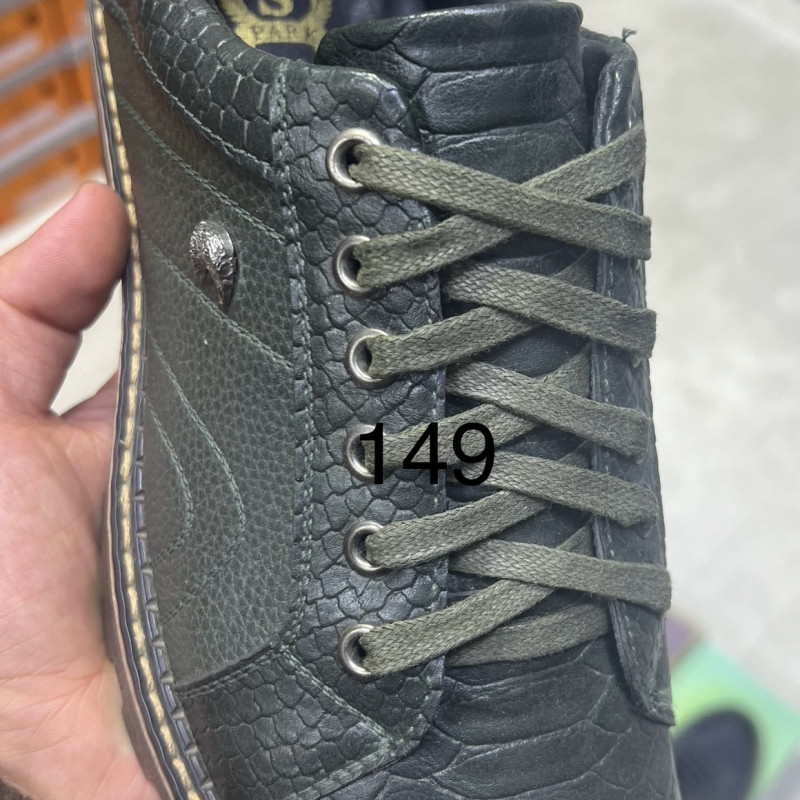 мужские кожаные туфли в черном цвете с тиснением под кожу крокодила.