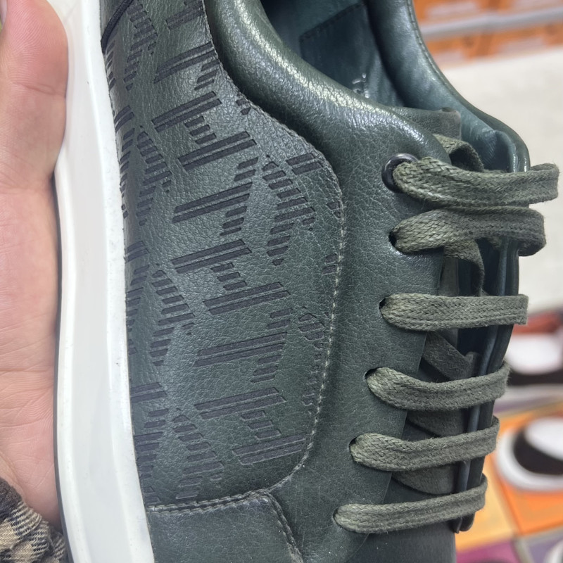 темно-зеленые кожаные кроссовки