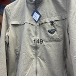 бежевая куртка с воротником-стойкой и нашивкой «Paris».