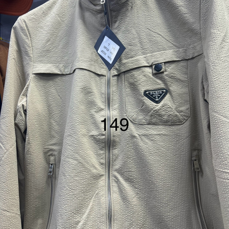 бежевая куртка с воротником-стойкой и нашивкой «Paris».