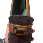 коричневые лоферы с тиснением под змеиную кожу и металлической фурнитурой