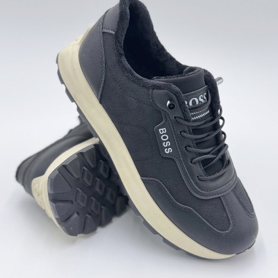 черные кроссовки с бежевыми деталями и надписью BOSS.