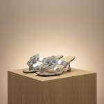 Элегантные босоножки с декоративным цветком