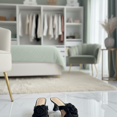 мюли с декоративным цветком