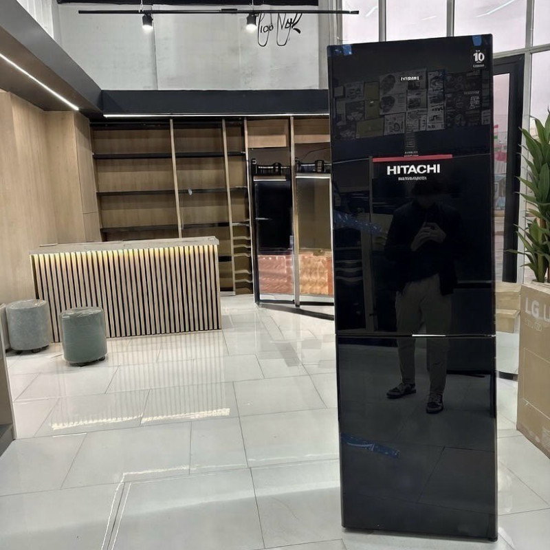 Холодильник Hitachi (чёрное стекло)